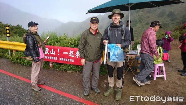 ▲太管處與林務局舉辦淨山活動，由工作人員在現場邀請遊客一起參與。（圖／太管處提供，下同）