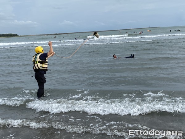 ▲台南市消防局六大隊於安平區漁光島水域，召集所屬警義消救生人員，對戲水民眾進行水域遊憩安全宣導及水上救生演練。（圖／記者林悅翻攝，下同）