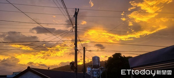 ▲台東出現火燒雲。（圖／記者楊漢聲翻攝）