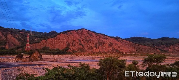 ▲台東出現火燒雲，小黃山被染紅。（圖／記者楊漢聲翻攝）