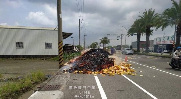 ▲▼台南鬼月第一起！金紙「被搶了」離奇燃燒...千人嚇：運鈔車遭劫。（圖／翻攝自臉書粉專／黑色豪門企業）