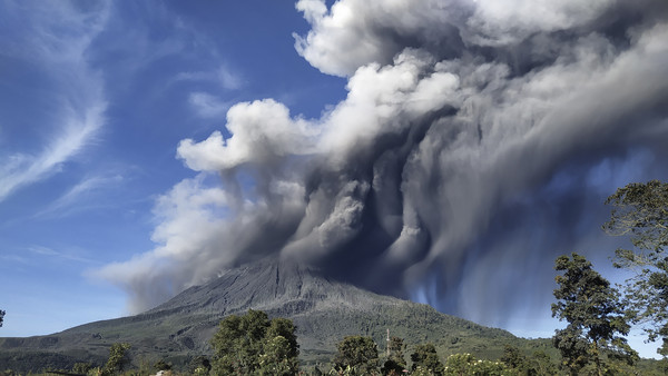 ▲▼印尼蘇門答臘島西納彭火山（Mount Sinabung）爆發。（圖／達志影像／美聯社）