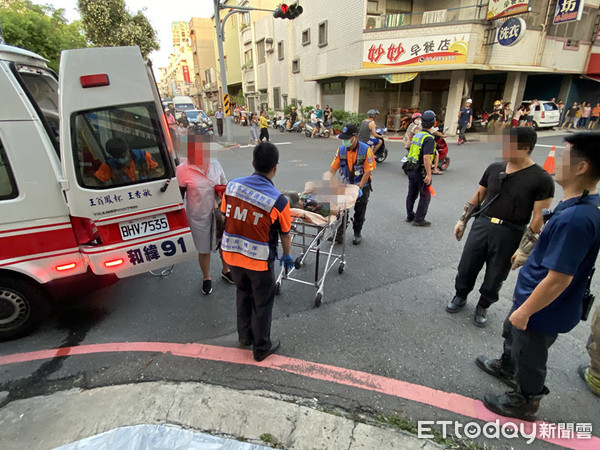 ▲台南市北區賢北街23日傍晚發生1起離奇車禍，1名洪姓女子駕車連環撞，造成民宅內1對老夫婦被撞破噴飛的鋁門碎裂玻璃碎片擊傷醫。（圖／記者林悅攝，下同）