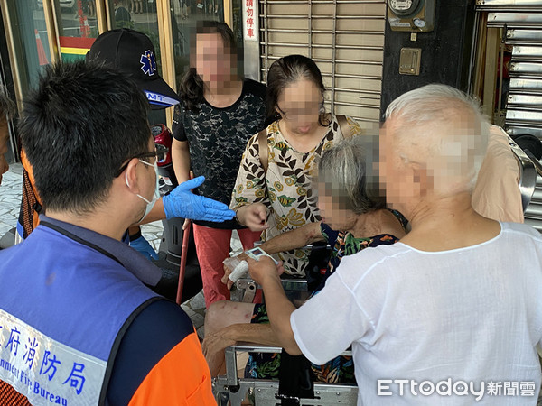 ▲台南市北區賢北街23日傍晚發生1起離奇車禍，1名洪姓女子駕車連環撞，造成民宅內1對老夫婦被撞破噴飛的鋁門碎裂玻璃碎片擊傷醫。（圖／記者林悅攝，下同）