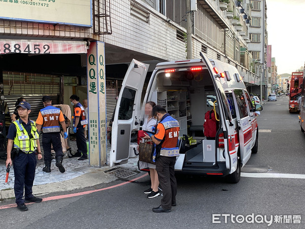 ▲台南市北區賢北街23日傍晚發生1起離奇車禍，1名洪姓女子駕車連環撞，造成民宅內1對老夫婦被撞破噴飛的鋁門碎裂玻璃碎片擊傷醫。（圖／記者林悅攝，下同）