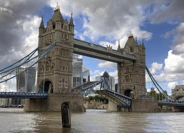 ▲▼英國民眾目睹，倫敦鐵橋升得起來、放不下來。（圖／達志影像／美聯社）