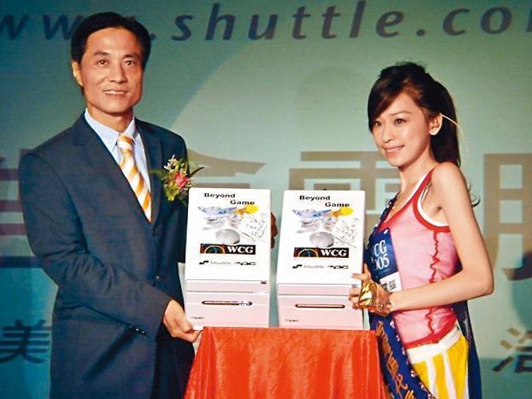 余宏輝（左）2005年擔任浩鑫電腦董事長期間，曾找來歌手王心凌（右）代言。（翻攝自巴哈姆特）
