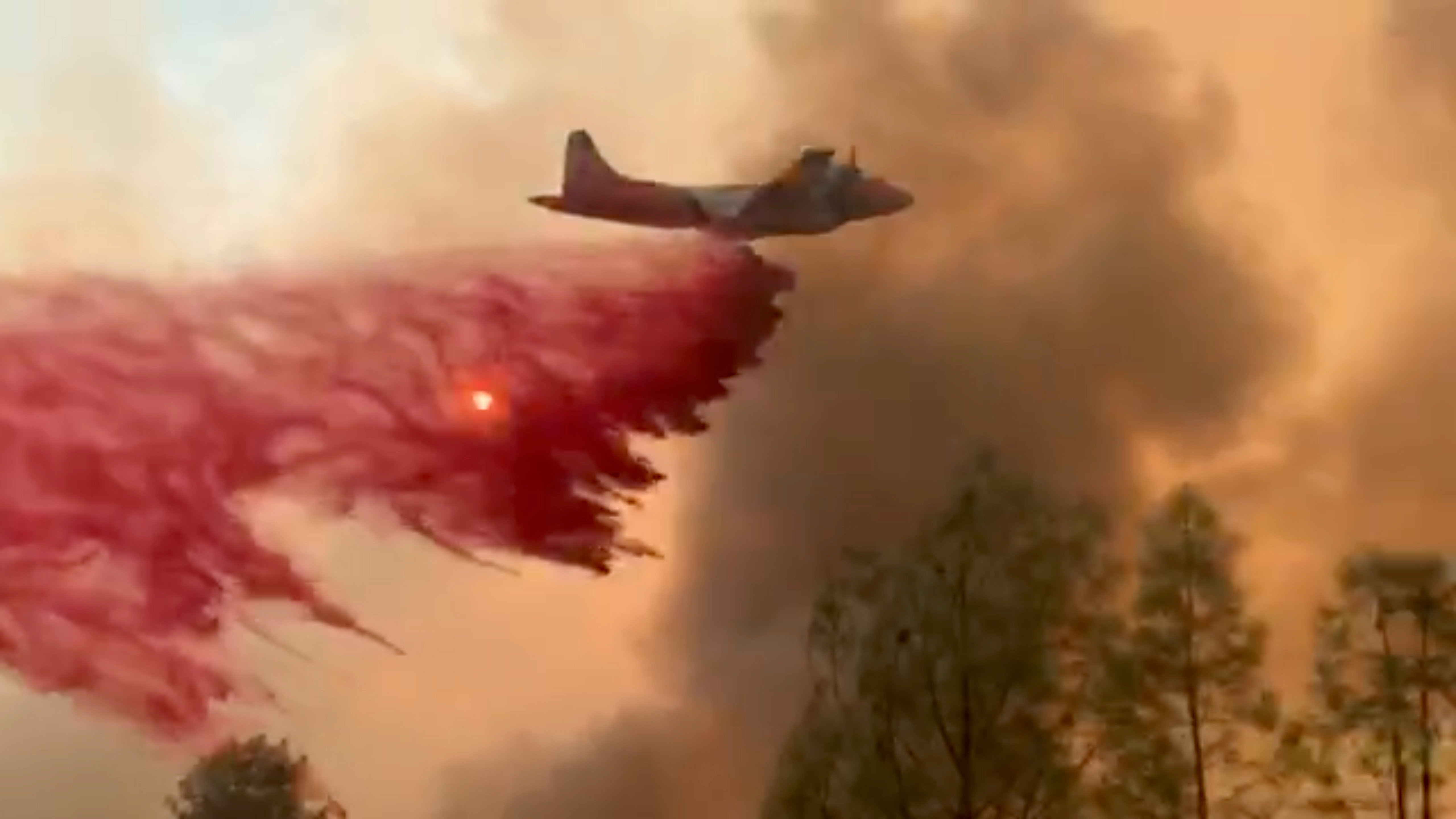 ▲▼加州發生24處森林野火，國民衛隊和美軍皆派出人員軍機前往協助。（圖／路透）