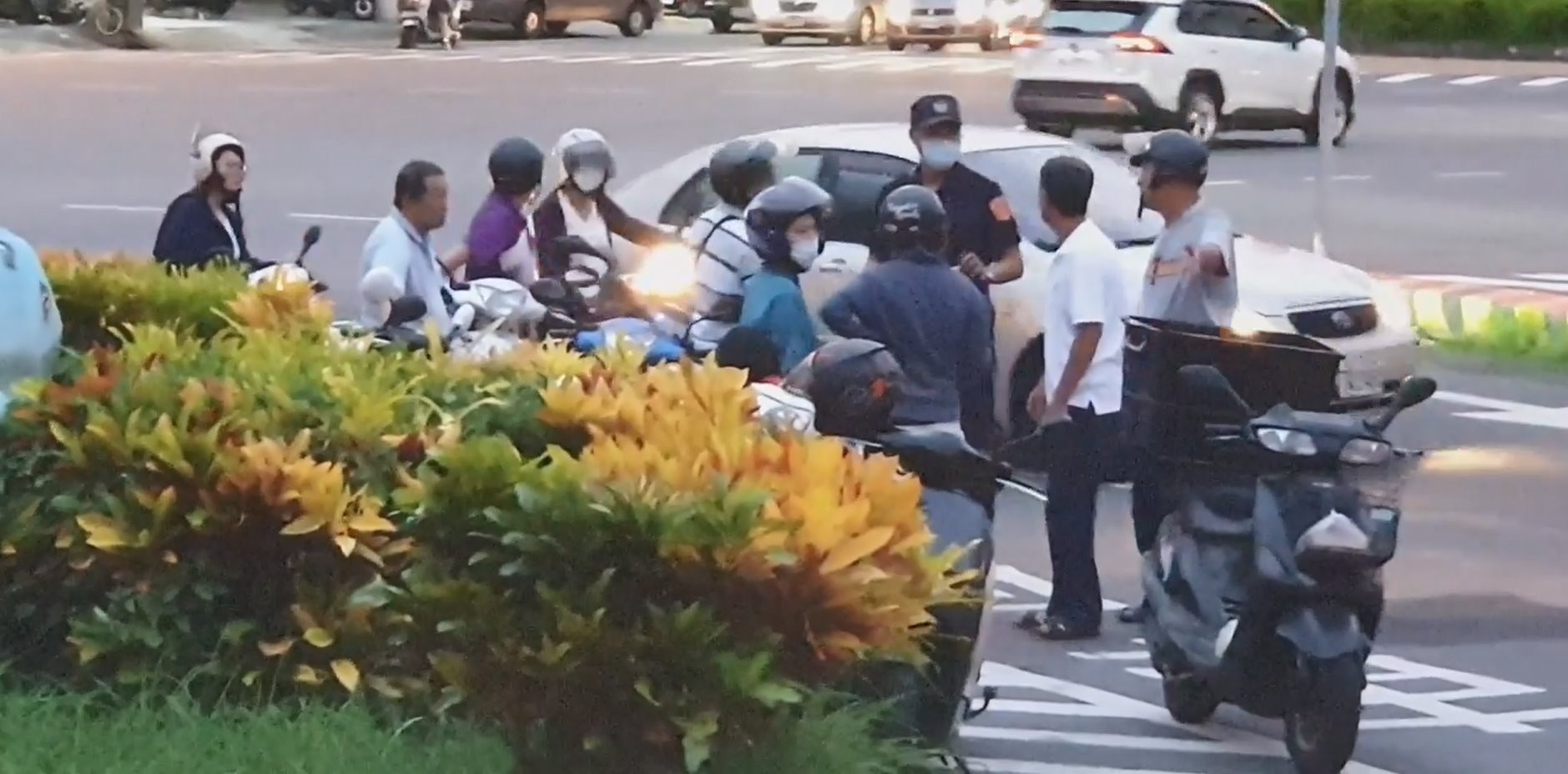 台南五叉路口超複雜　「騎士跟著汽車左轉」8人遭攔與警爆口角。（圖／翻攝「台南爆料公社」臉書）