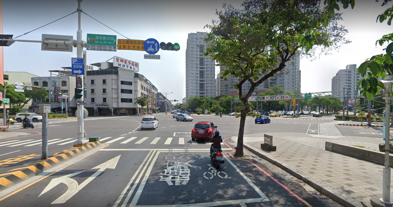 台南五叉路口超複雜　「騎士跟著汽車左轉」8人遭攔與警爆口角。（圖／翻攝Google Map）
