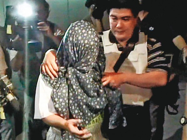 被拘禁16天的賴姓老農（左），最後在高雄一棟大樓被警方救出。（東森新聞提供）