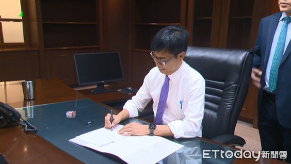 ▲高雄市長陳其邁回市長辦公室，簽署上任後「第一份公文」。（圖／記者洪正達攝）