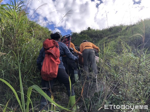 ▲▼國軍赴高雄溪南山搜尋屏科大研究生，軍車翻墜深谷。（圖／記者黃子倩翻攝）