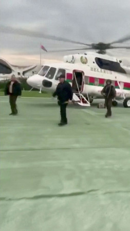 ▲▼白俄羅斯總統盧卡申科（Alexander Lukashenko）身穿防彈背心，手持步槍步下直升機前往官邸。（圖／路透）
