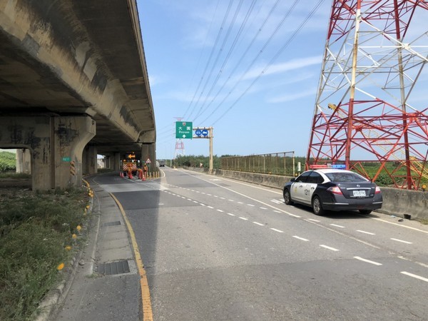 ▲男開車行經高架橋下突遇飛落石塊