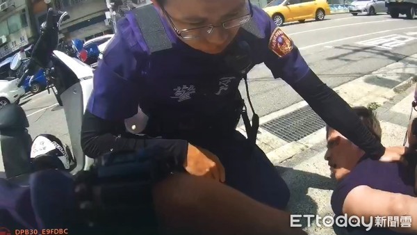 ▲內湖警分局員警逮捕通緝犯，被民眾誤會為拍攝警匪動作片。（圖／記者張君豪翻攝）