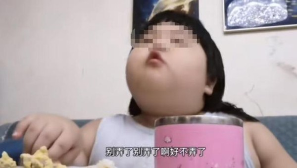 ▲3歲女娃被爸媽當「大胃王」小網紅，養成35公斤。（圖／翻攝自光明網，下同）