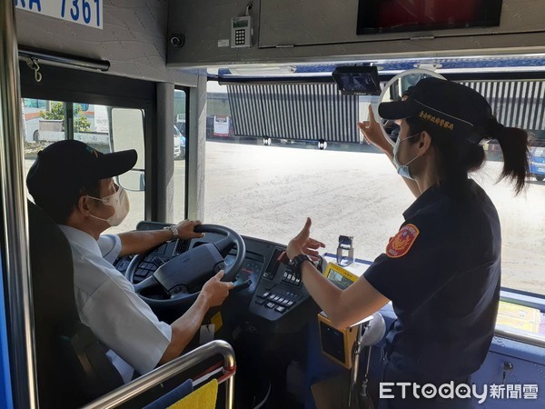 ▲台南市警交通警察大隊等單位，針對大型車職業駕駛人宣導大車視野輔助系統安裝後正確運用。（圖／記者林悅翻攝，下同）
