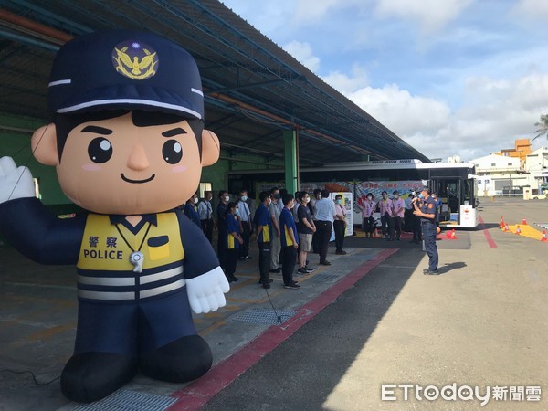 ▲台南市警交通警察大隊等單位，針對大型車職業駕駛人宣導大車視野輔助系統安裝後正確運用。（圖／記者林悅翻攝，下同）