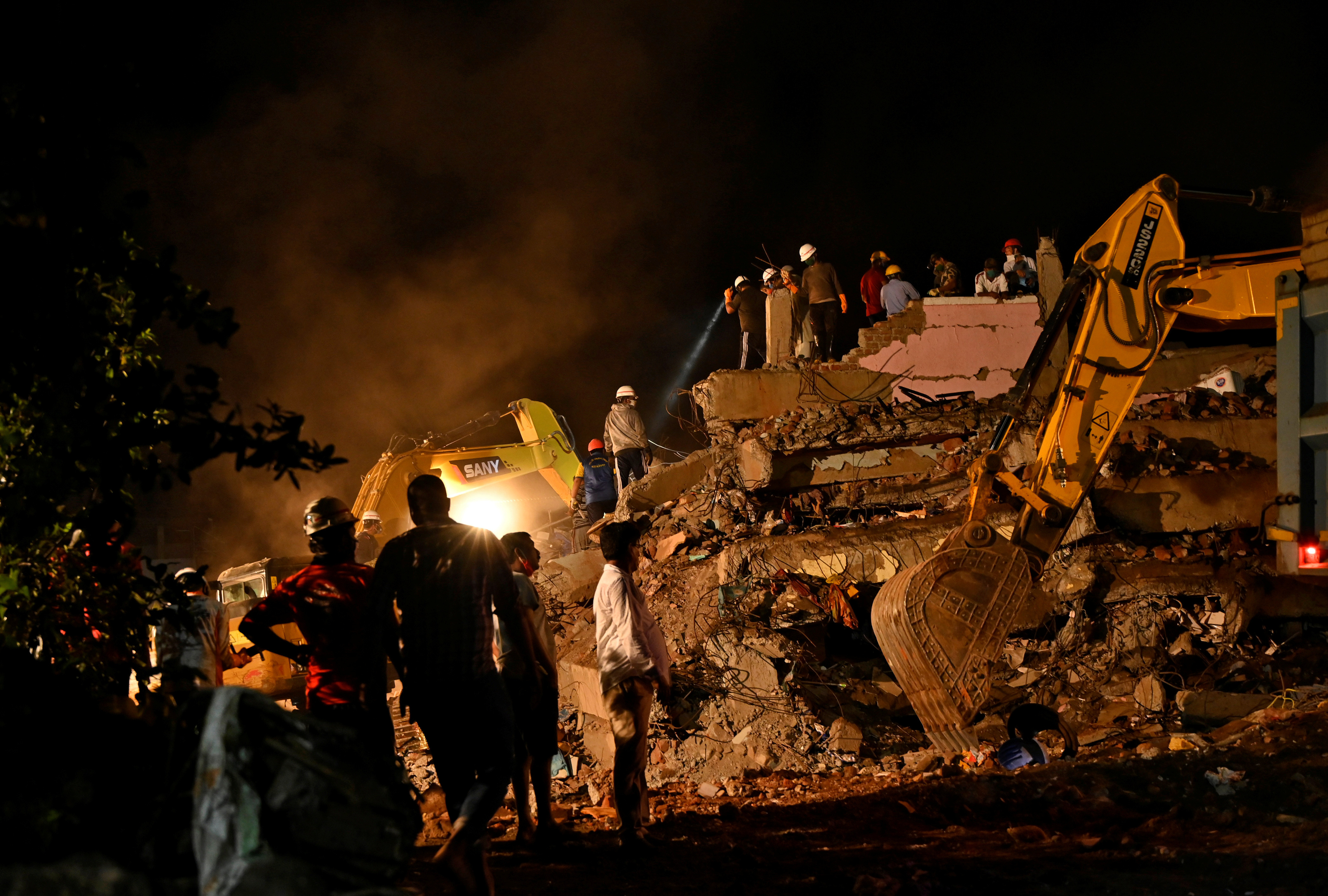▲▼印度西部馬哈拉施特拉邦 （Maharashtra），5層樓建築倒塌造成60人受困18傷。（圖／路透）