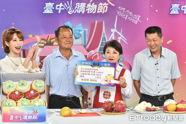 ▲▼台中市長盧秀燕上東購賣火龍果和水梨。（圖／記者李毓康攝）