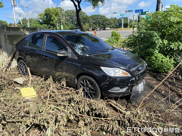 ▲1名35歲張姓男子，疑天雨視線不佳，竟衝撞台南市警歸仁分局文賢派出所的圍籬，張男雖沒受傷，但酒測值高達0.7，被警方依公共危險等罪嫌送辦。（圖／記者林悅翻攝，下同）