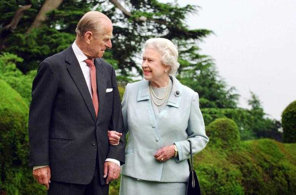 女王心裡始終都深信著「有一天菲利普親王會回來的」。（圖／Reuters）