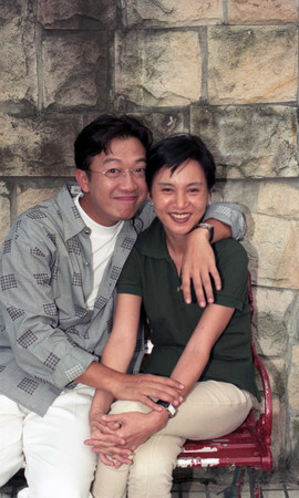 姐弟戀始祖！夏玲玲閃婚小10歲曹啟泰　結縭34年現況曝