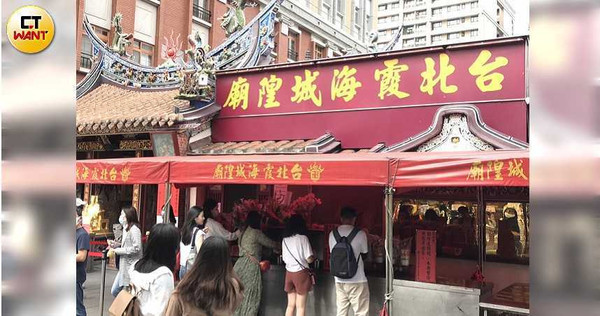 台北霞海城隍廟月老知名，吸引許多民眾前來求好姻緣。（攝影／李蕙璇）
