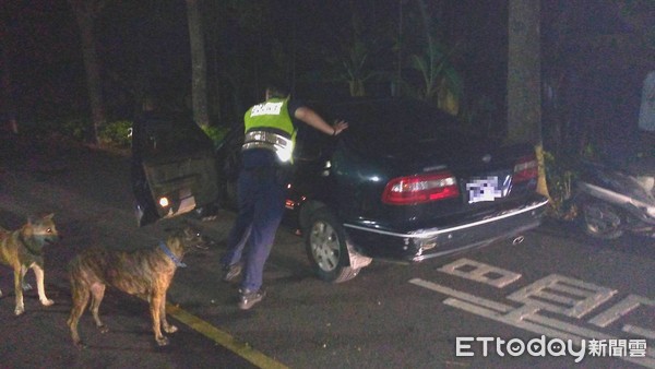 ▲屏東縣潮州警分局四林派出所所長林登義、警員林邵穎幫忙潘翁推車             。（圖／記者陳崑福翻攝）