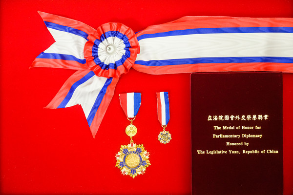 ▲▼捷克議長9/1立法院發表演說，游錫堃贈立法院國會外交榮譽獎章。（圖／立法院提供）