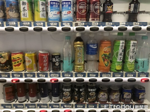 ▲▼販賣機、投飲料。（圖／記者陳俊宏攝）