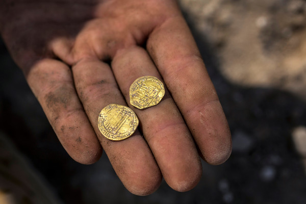 ▲以色列中部城市亞夫內（Yavne）考古遺址挖出425枚24K金幣，可以追溯到1100年前。（圖／路透）