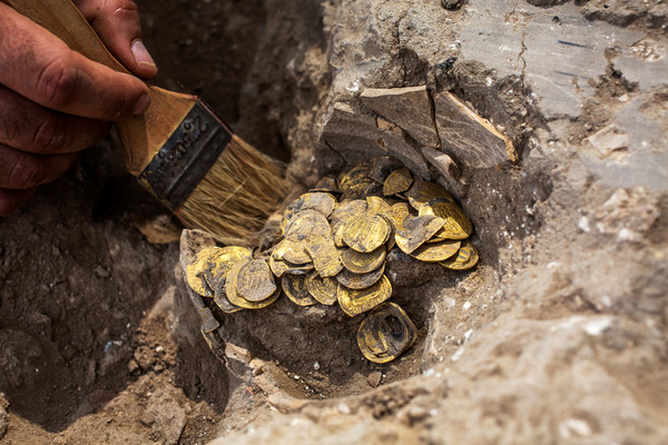 ▲以色列中部城市亞夫內（Yavne）考古遺址挖出425枚24K金幣，可以追溯到1100年前。（圖／路透）