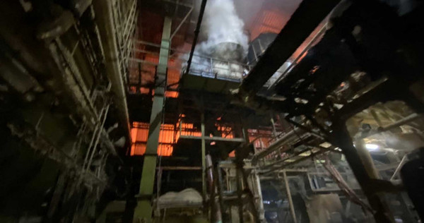 卜蜂飼料永安廠24號晚間傳出火警，造成一名作業員遭噴濺火煙全身3成左右灼傷送醫救治。（圖／翻攝畫面）