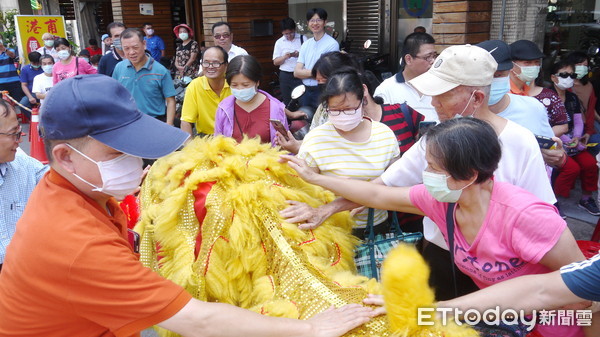 ▲台中市大里區爆米發彩券行老闆薛寶國，捐出30萬元紅包，另外加碼1000萬成立基金會。（圖／記者白珈陽攝）