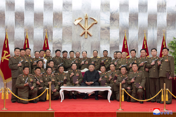 ▲韓戰結束67週年，北韓領導人金正恩向武裝部隊首席指揮官贈送紀念手槍後，合影留念。（圖／路透）