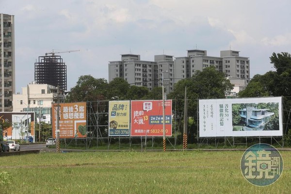 台積電今年以來砸下百億元購置南科土地廠房。圖為台南市善化區周邊建案廣告。