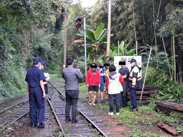 ▲林鐵及文資處與嘉義縣警察局聯合稽查違反鐵路法。（圖／林鐵及文資處提供）