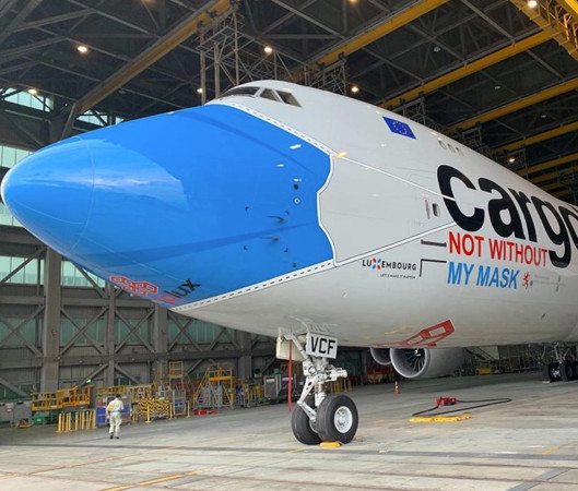 ▲盧森堡國際貨運航空（Cargolux）一架波音747-8飛機新塗裝亮相，彷彿戴上口罩。（圖／翻攝Instagram帳號cargoluxofficial）