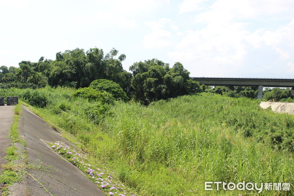 ▲斗南鎮崙仔溪河段河道淺灘地每逢豪大雨就有溢堤風險，沿岸斗南鎮民抱怨連連，民代也曾數度抗議。（圖／記者蔡佩旻翻攝）