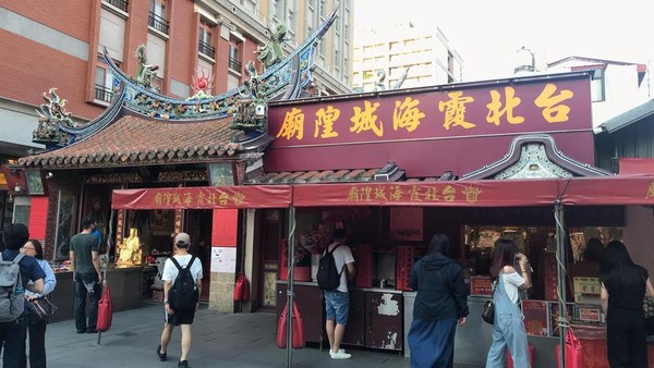 香火鼎盛的台北霞海城隍廟破解迷思，就指出「平安茶可以吹、雨傘可以帶」，圖為示意圖。（讀者@jcjessiechiu Instagram提供）