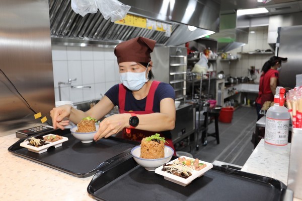 ▲大溪「游記百年油飯」老店新開張。（圖／廖帝權提供）