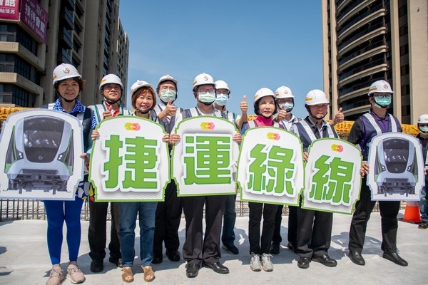 ▲桃園捷運綠線高架段首跨橋面版完成