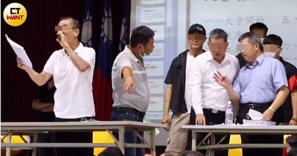 派下員大會當天，游家宗親成員因是否賣地爆發激烈衝突，阿億還衝上台質問叔公。（圖／讀者提供）