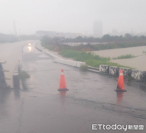 ▲岡山嘉興橋淹水  。（圖／記者洪靖宜翻攝）