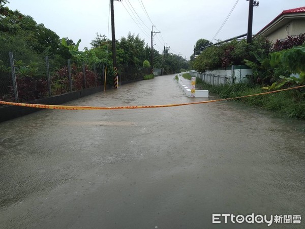 ▲台南市受西南氣流影響，氣象局凌晨2時15分發布豪雨特報，清晨開始即有間歇性大雨，因淹積水影響，市府發布部分道路、橋梁封閉訊息，請民眾注意。（圖／記者林悅翻攝，下同）