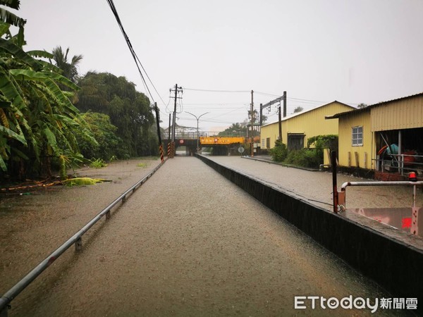 ▲台南市受西南氣流影響，氣象局凌晨2時15分發布豪雨特報，清晨開始即有間歇性大雨，因淹積水影響，市府發布部分道路、橋梁封閉訊息，請民眾注意。（圖／記者林悅翻攝，下同）