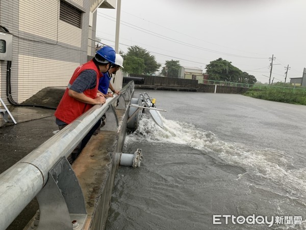 ▲台南市受西南氣流影響，氣象局凌晨2時15分發布豪雨特報，清晨開始即有間歇性大雨，因淹積水影響，市府發布部分道路、橋梁封閉訊息，請民眾注意。（圖／記者林悅翻攝，下同）