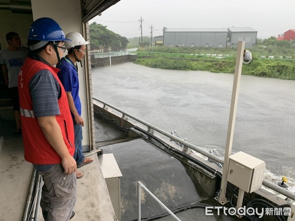 ▲台南市受西南氣流影響，氣象局凌晨2時15分發布豪雨特報，清晨開始即有間歇性大雨，因淹積水影響，市府發布部分道路、橋梁封閉訊息，請民眾注意。（圖／記者林悅翻攝，下同）